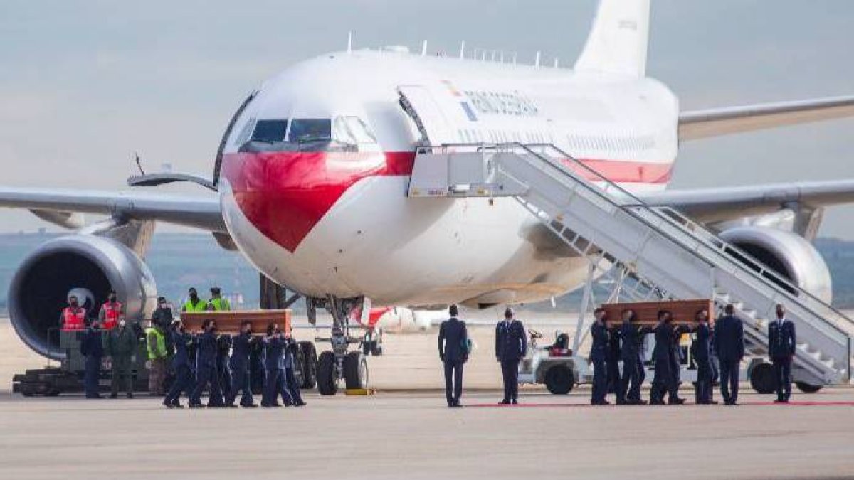 El avión militar con los restos de los periodistas asesinados, este viernes.