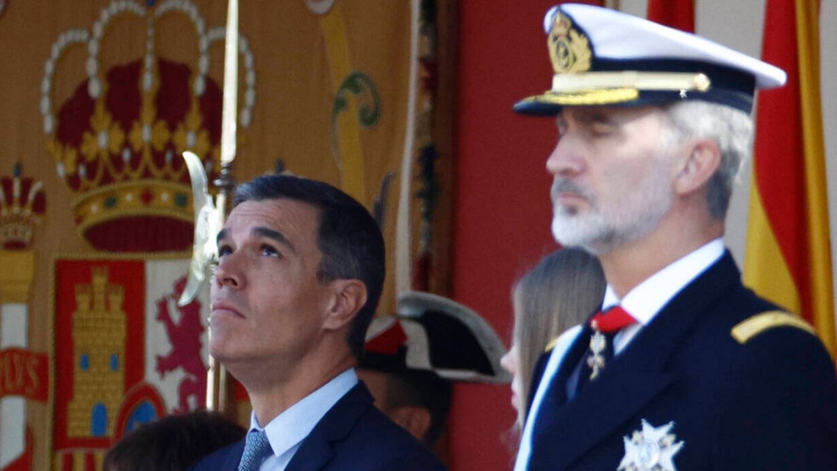 Pedro Sánchez y el Rey Felipe durante el desfile del 12 de octubre.