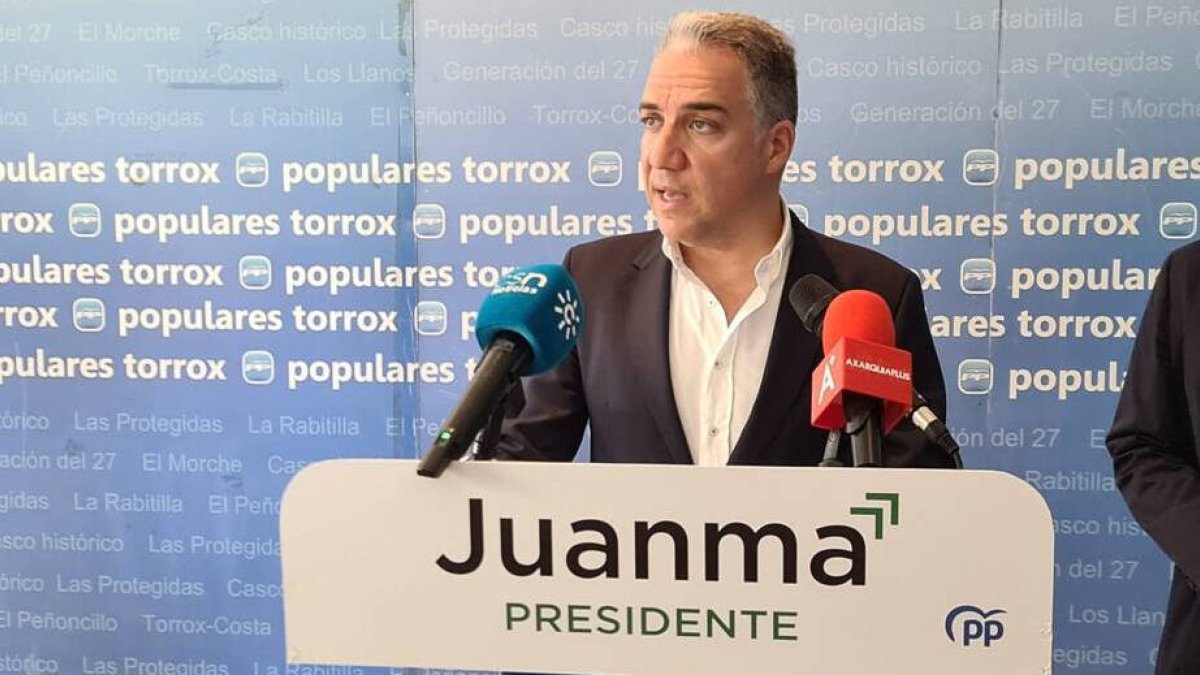 El coordinador del PP y de la campaña de los populares en Andalucía, Elías Bendodo, este jueves en Torrox (Málaga).