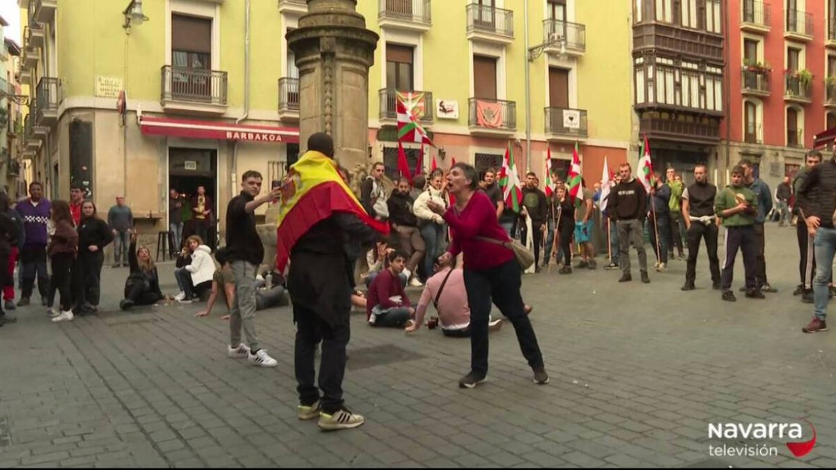 Imágenes de la agresión racista en Navarra por llevar la bandera de España