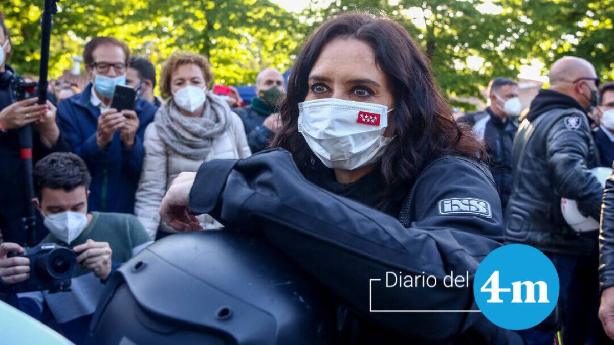 Ayuso en moto con representantes de las Fuerzas y Cuerpos de Seguridad del Estado.