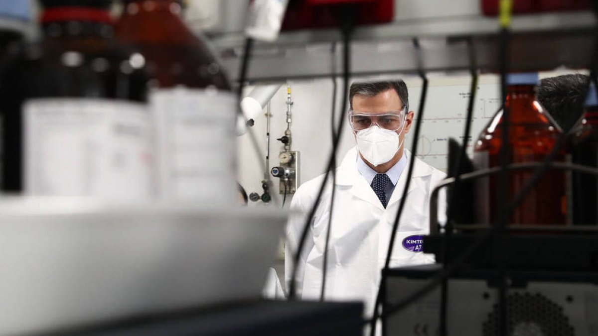 Pedro Sánchez durante su visita a la farmacéutica  Janssen Cilag.