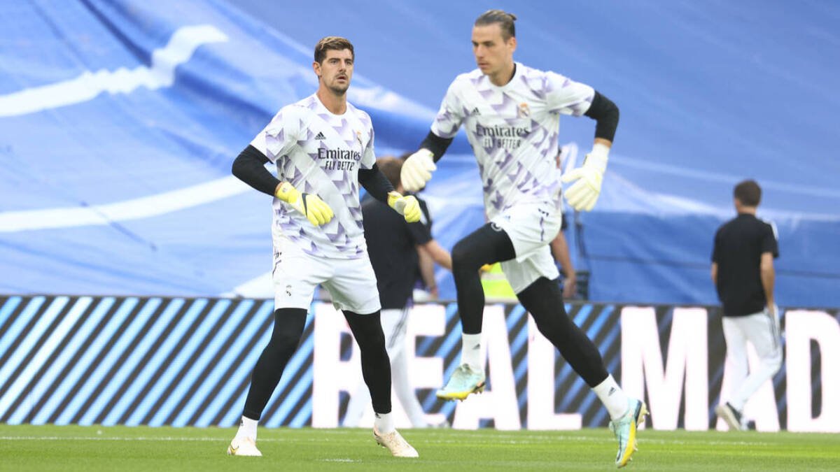 Courtois y Lunin, en el calentamiento de un partido del Real Madrid.