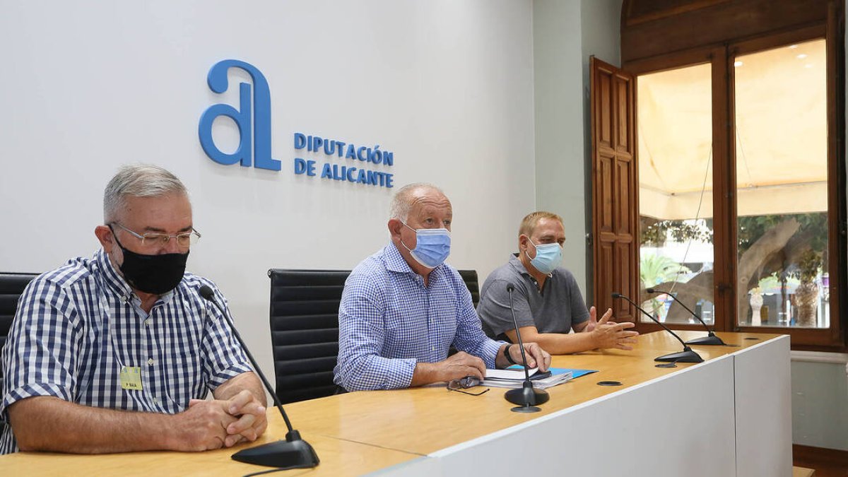 El diputado de Desarrollo Económico, Sebastián Cañadas, junto a los directores del CEEI y del centro San José Artesano de Salesianos Elche