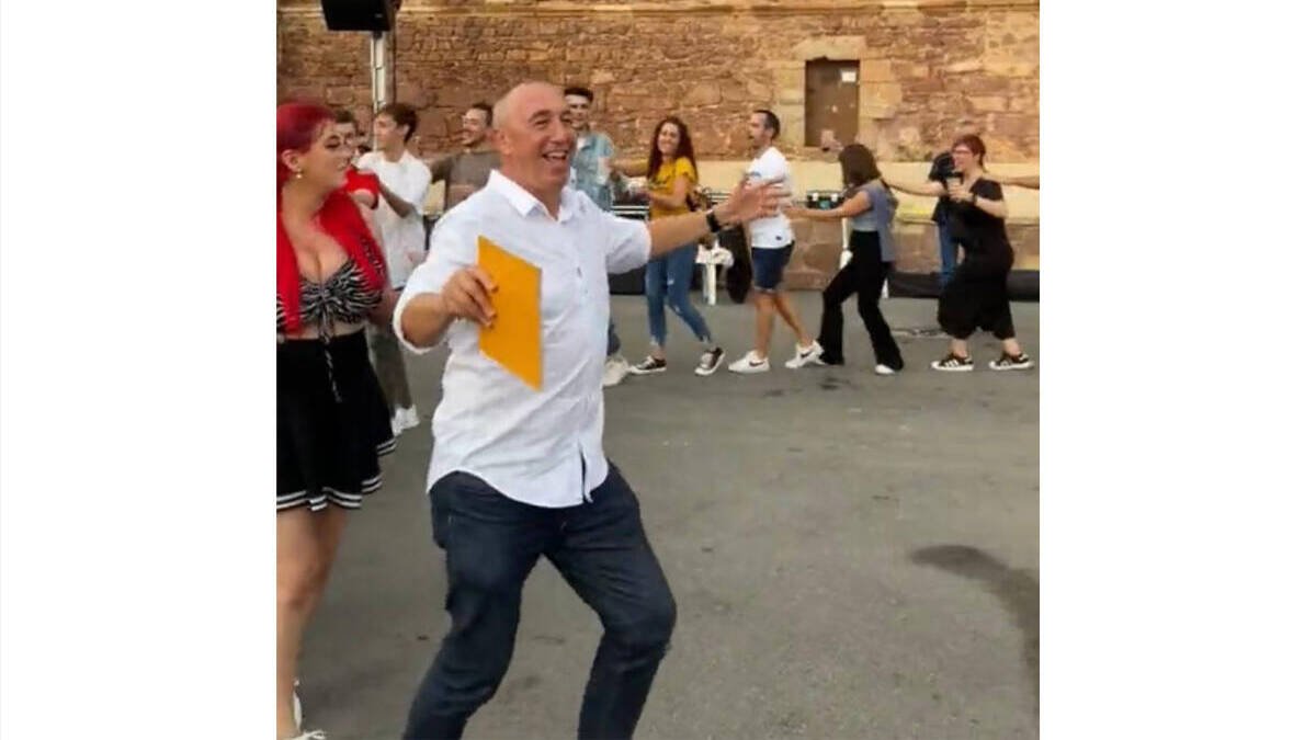 Baldoví bailando en la fiesta de Compromís en El Puig