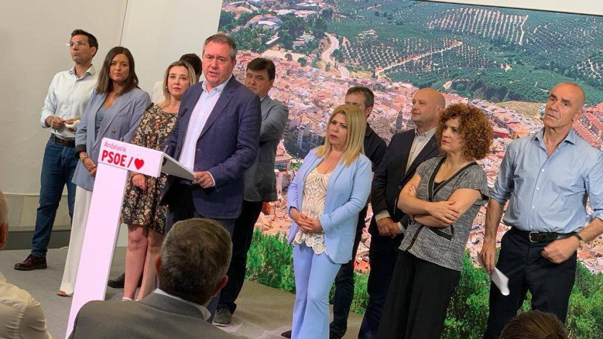 El secretario general del PSOE-A, Juan Espadas, en la sede regional de Sevilla con los alcaldes socialistas.