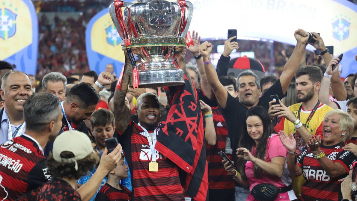 Jugadores y seguidores de Flamengo, con el trofeo de la Libertadores.