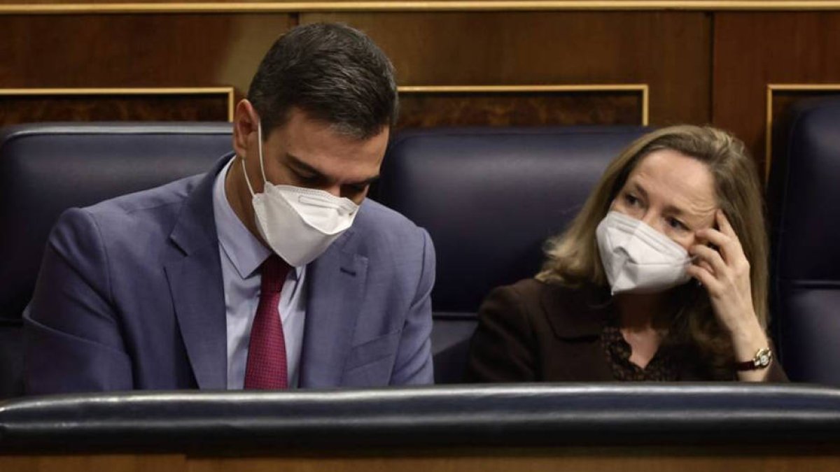 El presidente del Gobierno, Pedro Sánchez y la vicepresidenta primera, Nadia Calviño