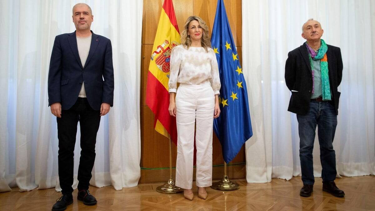 Yolanda Díaz flanqueada por los secretarios generales de UGT y CCOO