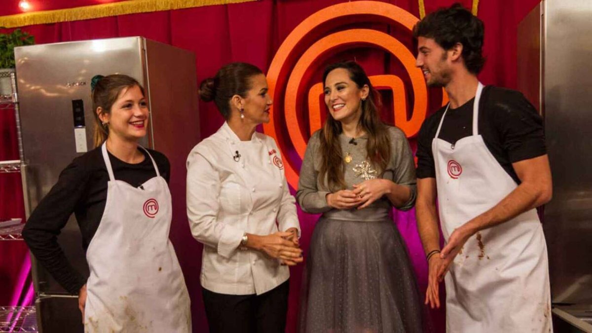 Miri Pérez (a la izquierda) en su edición de MasterChef junto a Jorge Brazález (a la derecha).