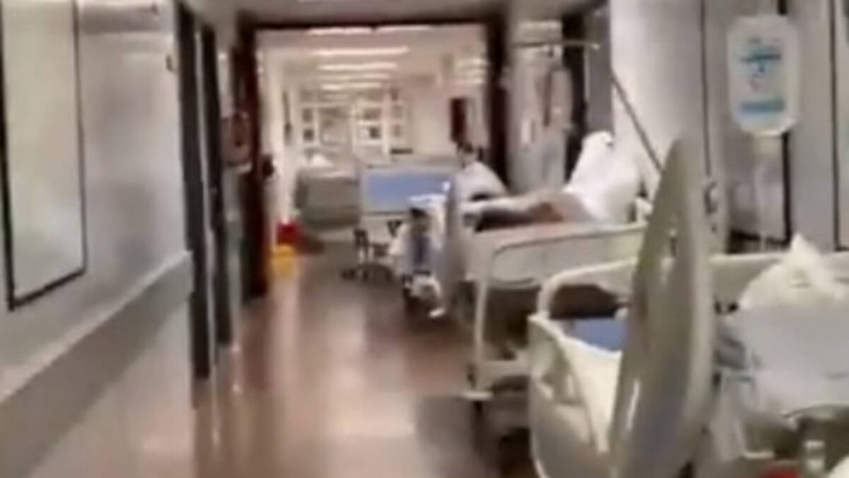 Un pasillo interno con pacientes ingresados en camas en el Hospital La Ribera.