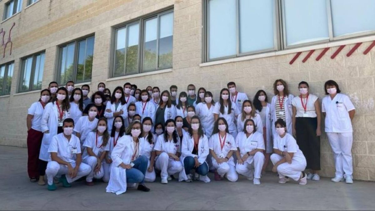 Profesionales de Ribera Salud con mascarilla rosa por el Día Internacional contra el Cáncer de Mama - RIBERA SALUD