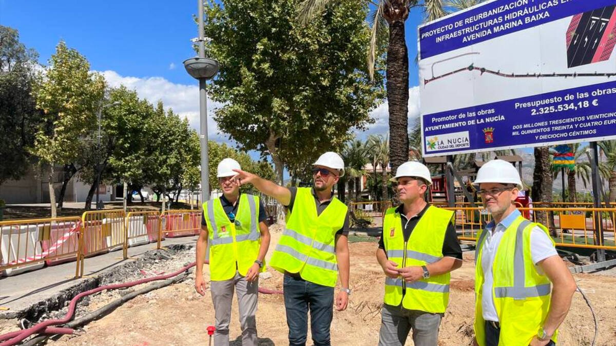 Emilio Fernández, director obra,  Juan Antonio Rubio, arquitecto técnico Municipal junto a Miguel A. Ivorra, concejal de Urbanismo y Bernabé Cano, alcalde de La Nucía, vistando las obras