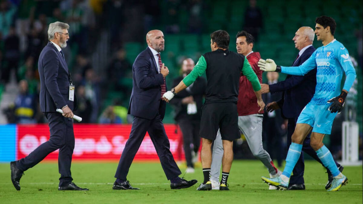 Monchi, discutiendo con miembros del Betis a la conclusión del derbi sevillano.