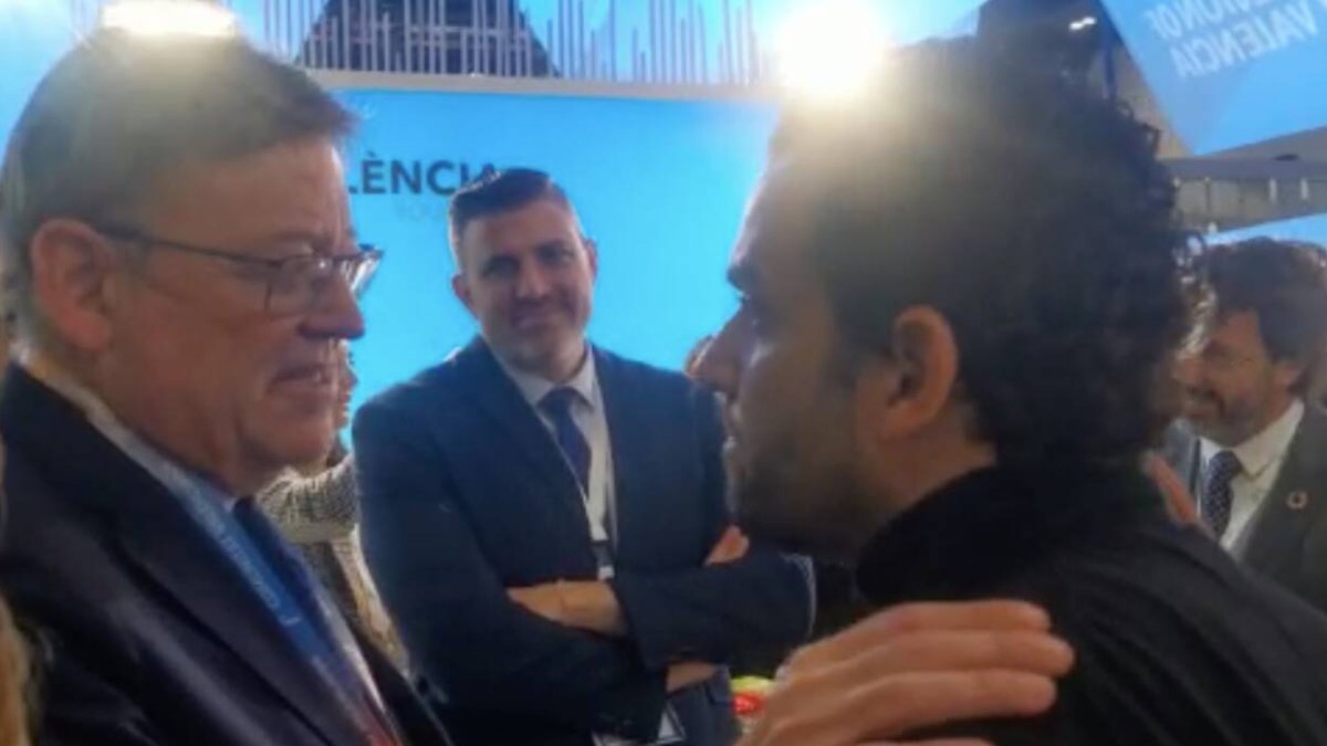 Ximo puig junto a Jordi Mayor, diputado de Turismo en la Diputación de València, charlando con Juan Antonio Segredo, alcalde de Paterna.