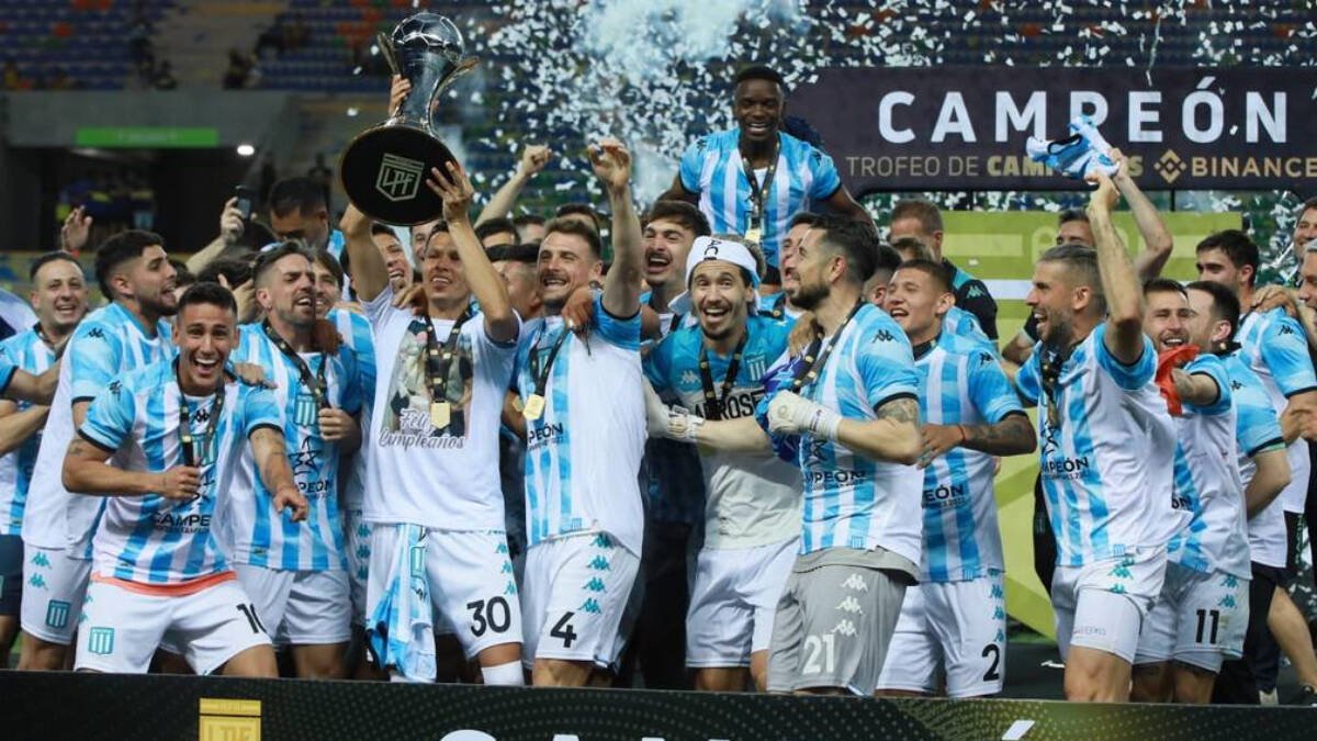 Racing celebrando el título del Trofeo de Campeones ante el Boca