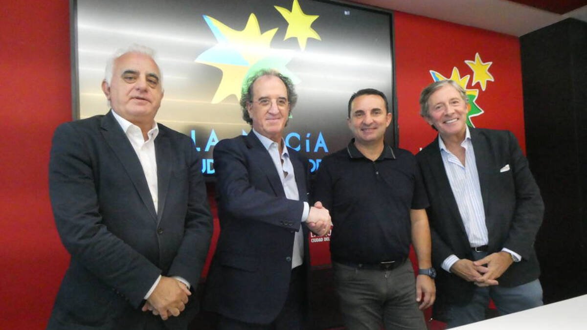 Firma del acuerdo con Jesús Álvarez (TVE) y Pedro Pablo San Martín (TVE), vicepresidentes Asociación Española de la Prensa Deportiva, Julián Redondo, presidente Asociación Española de la Prensa Deportiva, y Bernabé Cano, alcalde de La Nucía