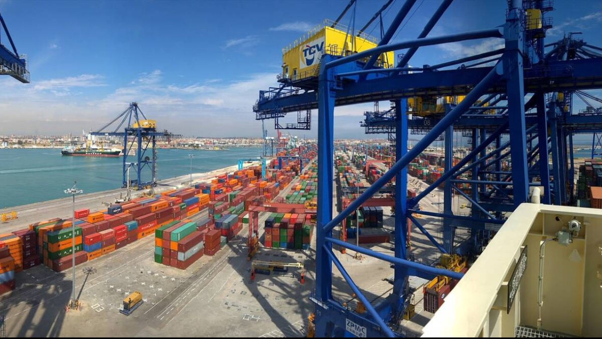 Carga contenedores en el Puerto de València.