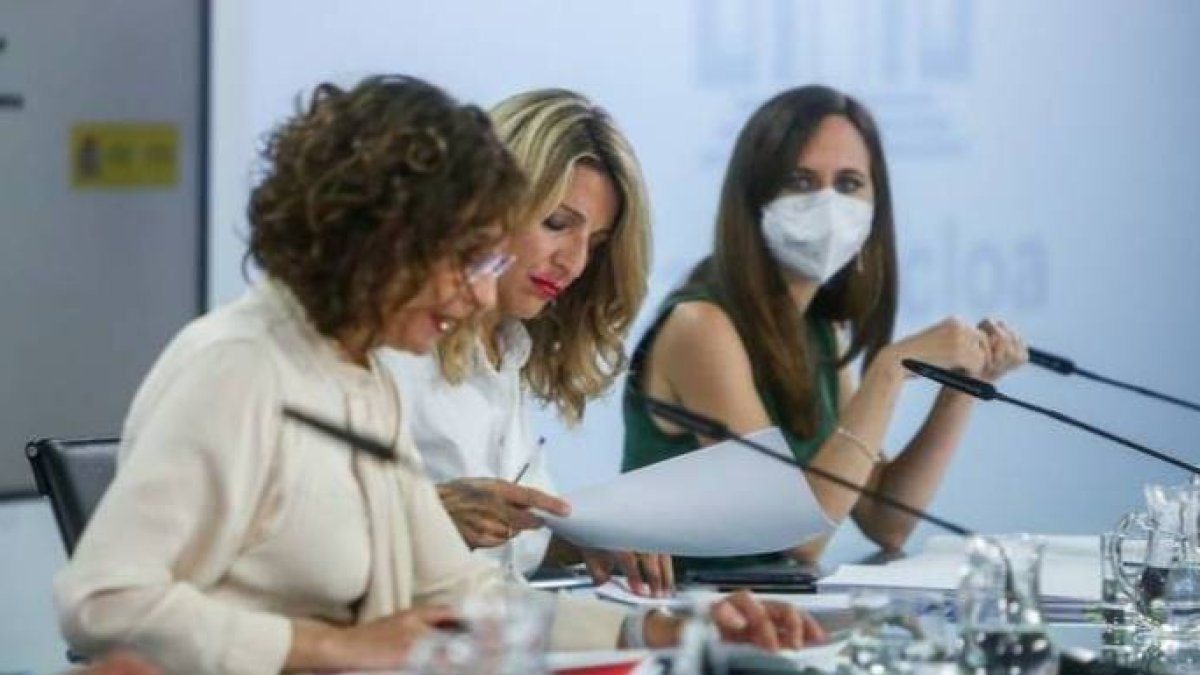 La ministra de Hacienda, María Jesús Montero, junto a Yolanda Díaz y Belarra.