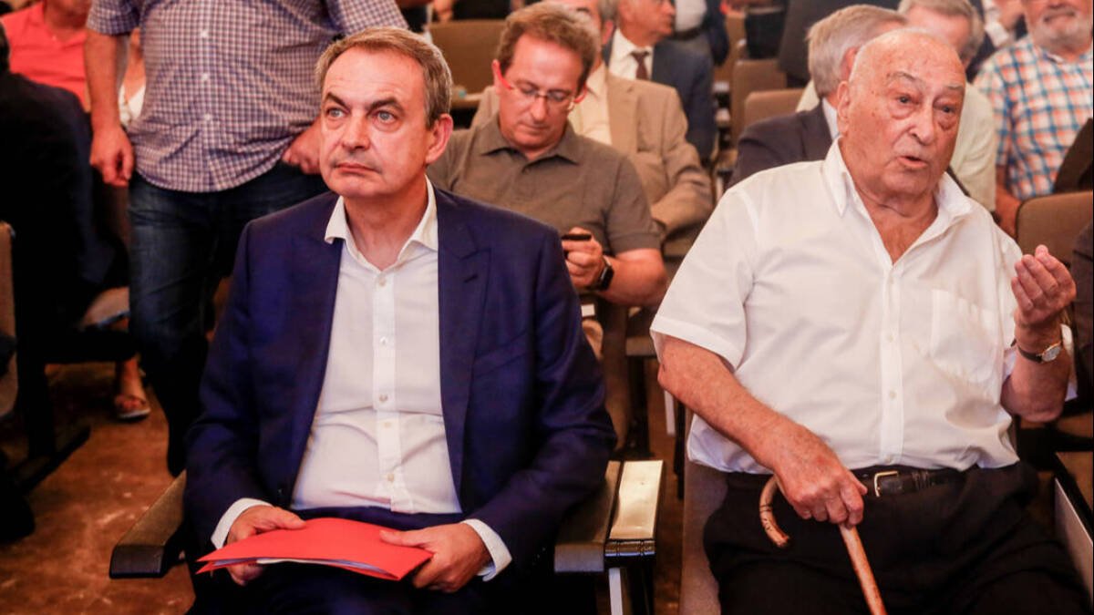 Nicolás Redondo Urbieta, junto a Zapatero, en una imagen de 2019.