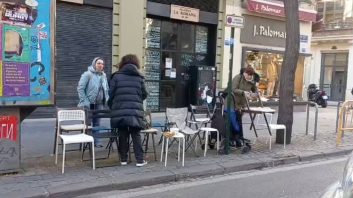 Padres colocando sillas en la calle San Vicente