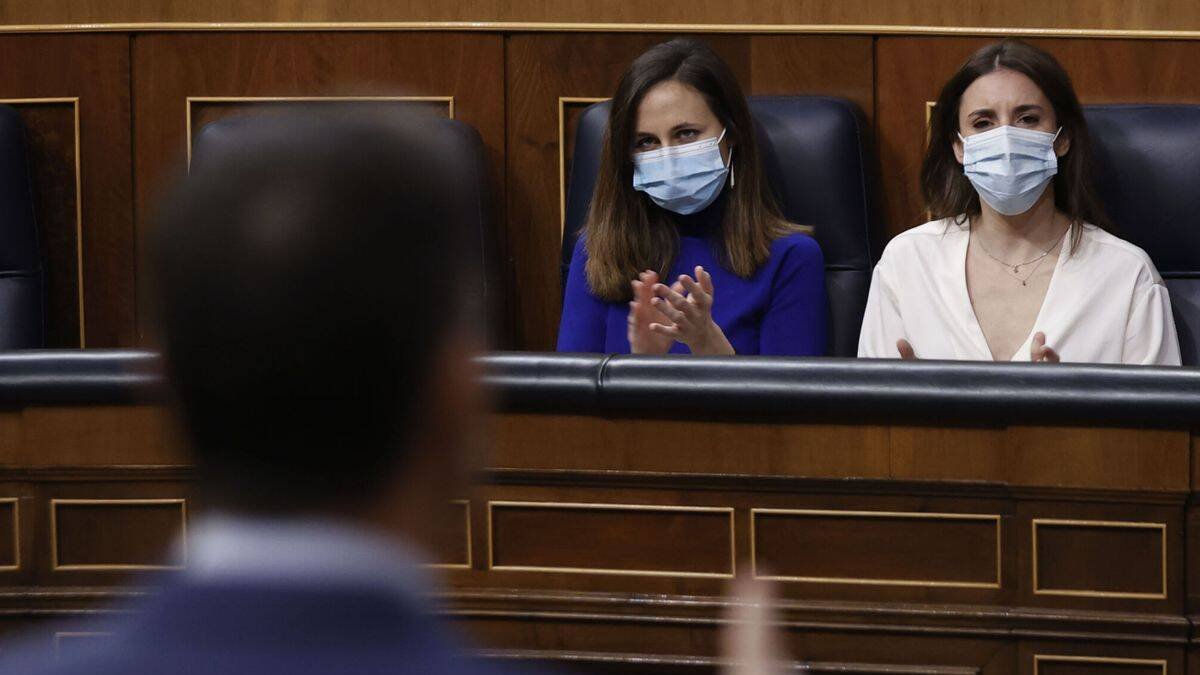 Pedro Sánchez interviene en el Congreso y frente a él Belarra y Montero.