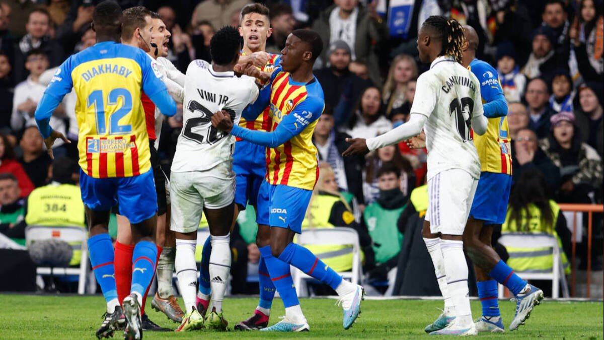 Vinicius se enfrenta a Paulista instantes después de la tremenda patada.