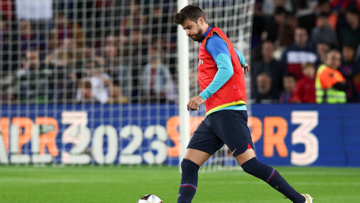 Gerard Piqué calentando en el partido contra el Almería