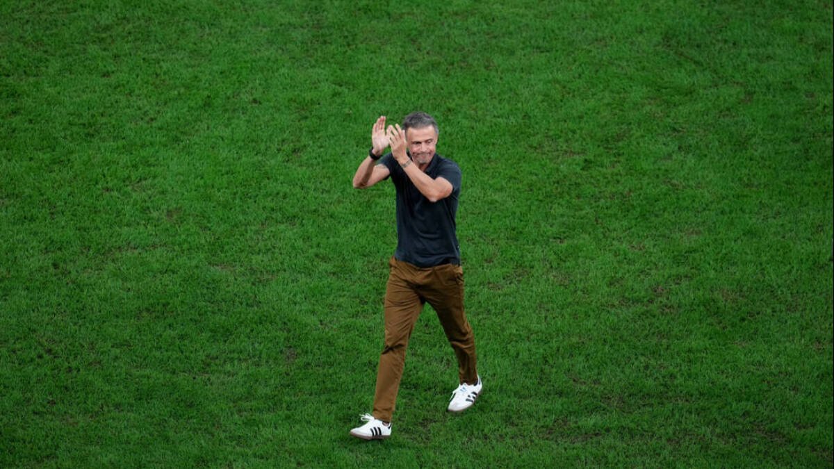 Luis Enrique, despidiéndose de la afición tras la derrota en Catar.