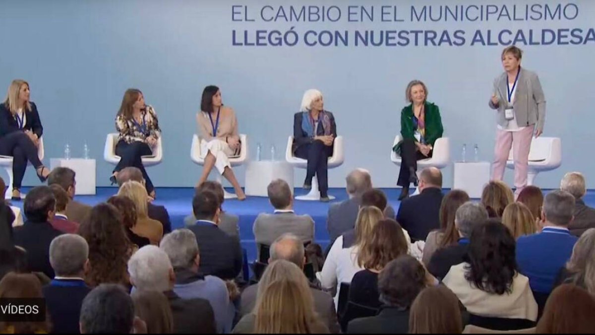 Celia Villalobos en la mesa de alcaldesas del PP