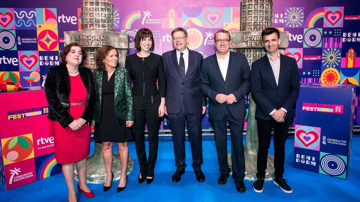 Concepción Carcajosa, Veronica Ollé, Diana Morant, Ximo Puig, Antonio Pérez y Jose Pablo López posan en el photocall de la gran Final de Benidorm Fest - Europa Press