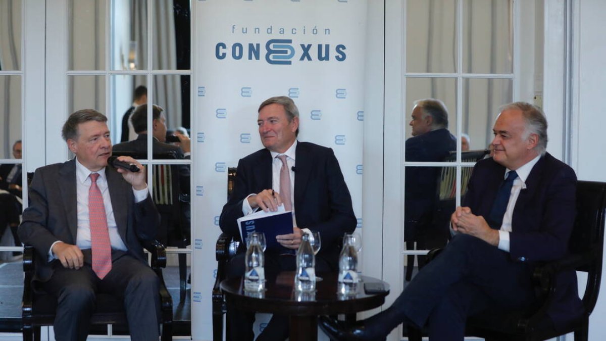 Estaban González Pons y Jordi Sevilla durante el debate de la Fundación Conexus.