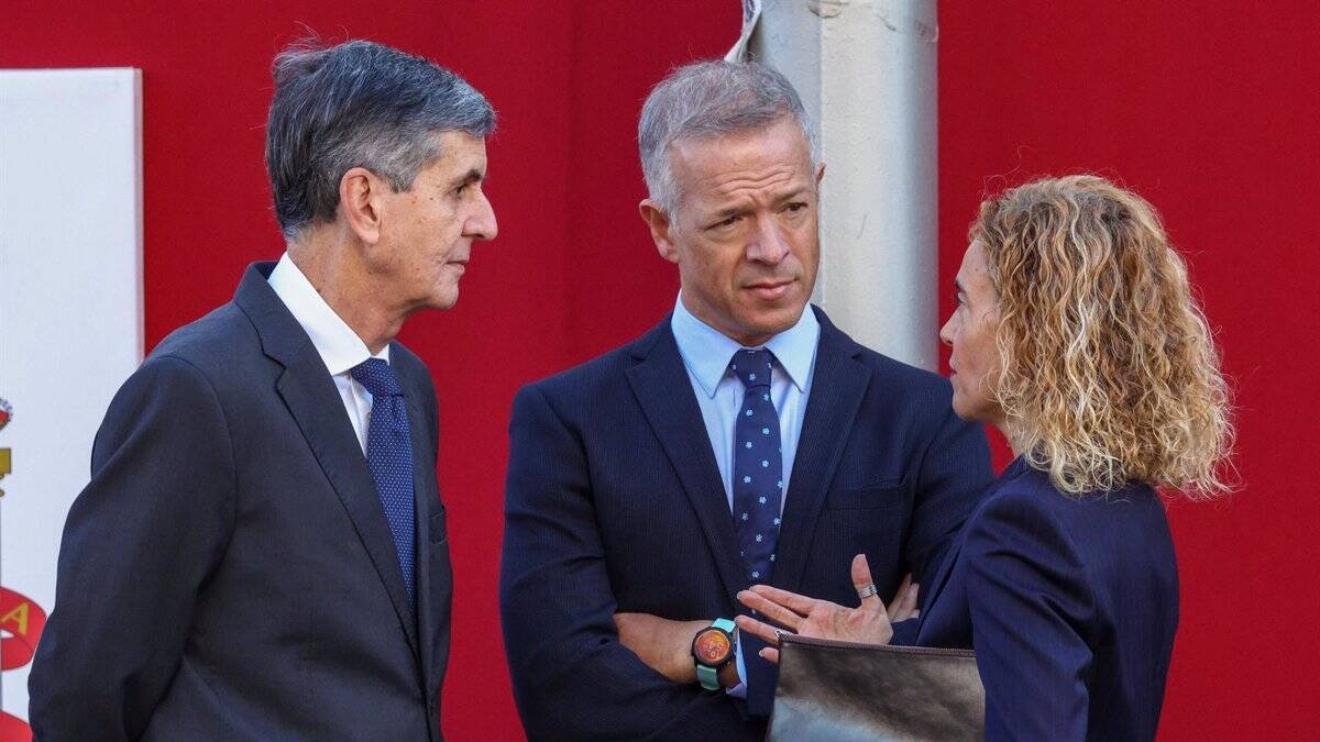 El presidente del Senado, Ander Gil, entre los del TC y el Congreso.