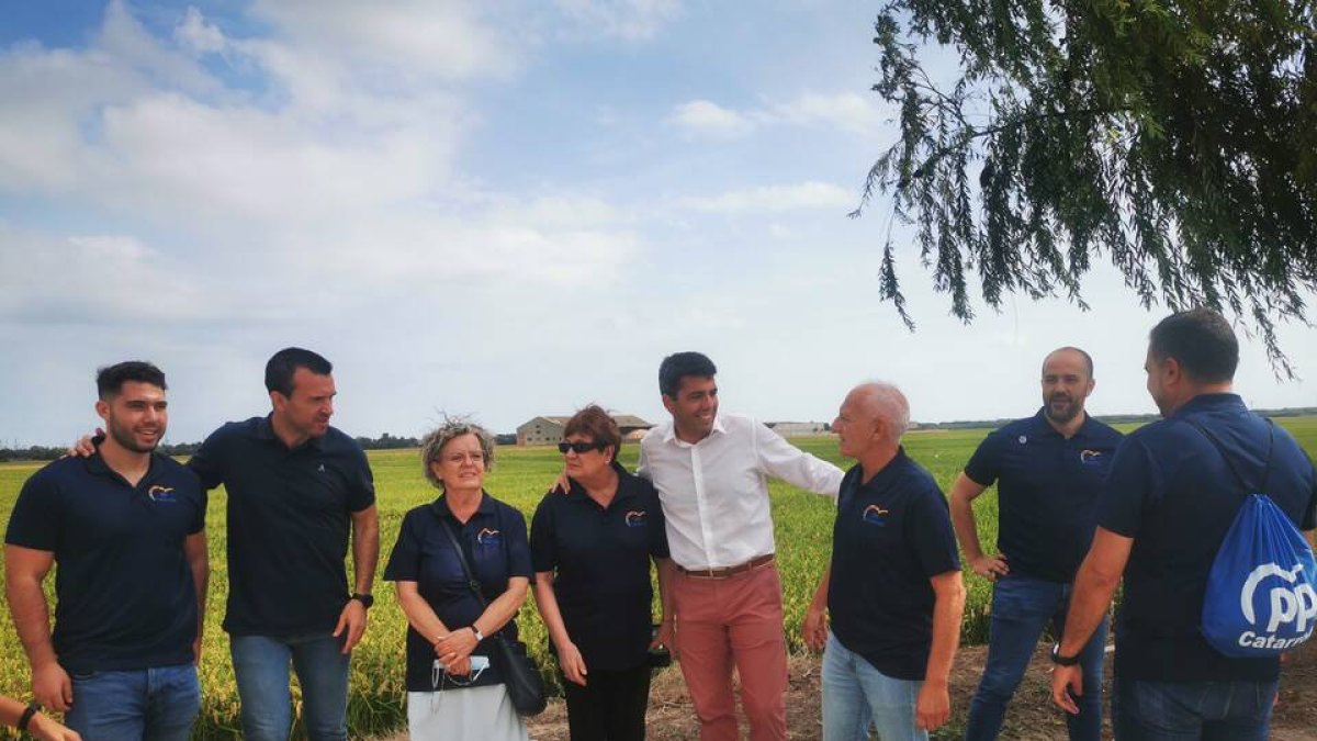 Mazón con militantes populares en el Puerto de Catarroja durante el concurso de all i pebre de este fin de semana.