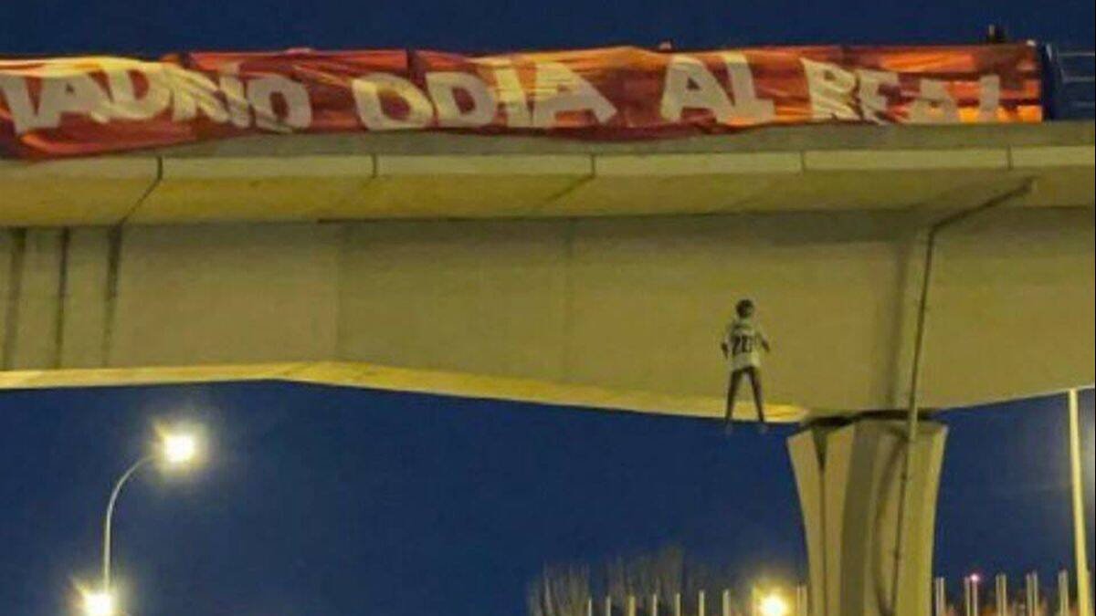 Muñeco con la camiseta de Vinicius colgado de un puente de la M-40 en Madrid.