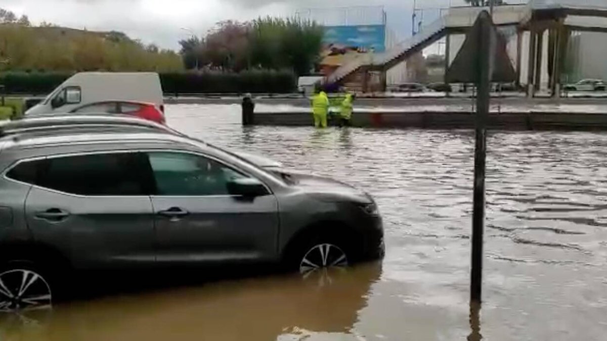 Imagen de operarios municipales colocando las compuertas con el barranco ya desbordado.