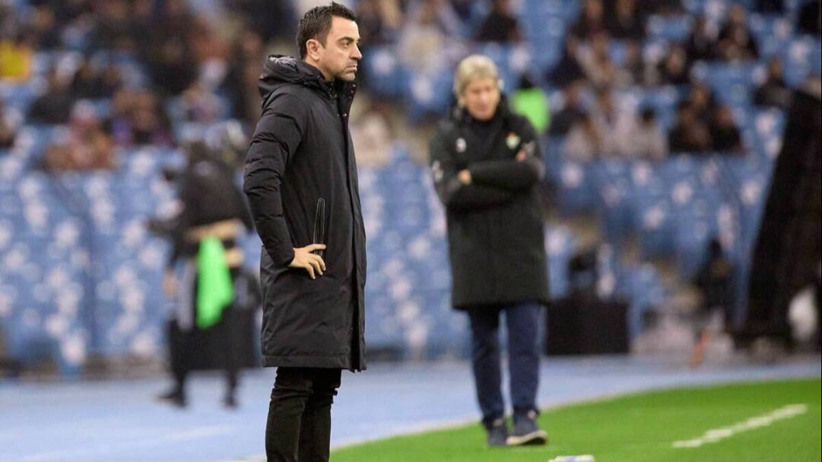 Xavi Hernández, dirigiendo al Barcelona en el partido de ayer ante el Betis.