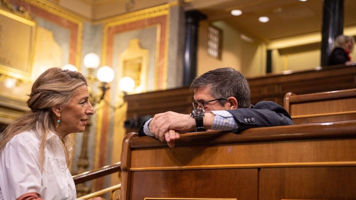 Yolanda Díaz, este jueves conversando en el Congreso con Patxi López.