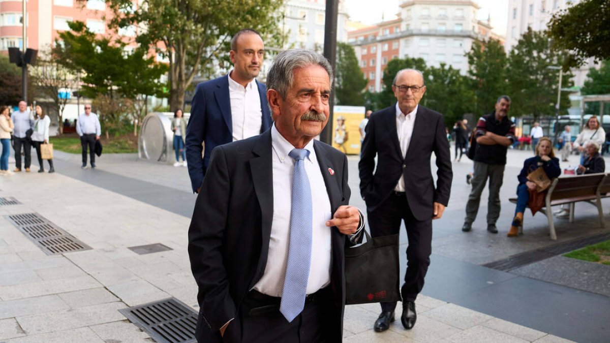 Miguel Ángel Revilla llegando a la reunión de la cúpula del PRC.