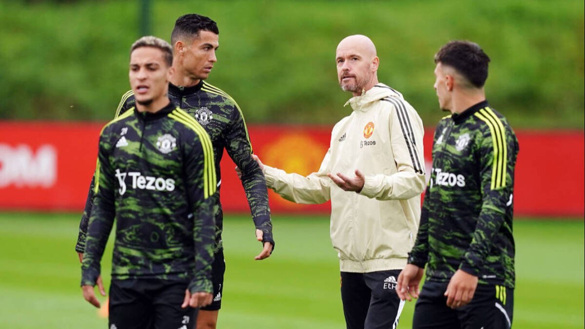 Ten Hag, dando instrucciones a Cristiano Ronaldo en un entrenamiento del United.