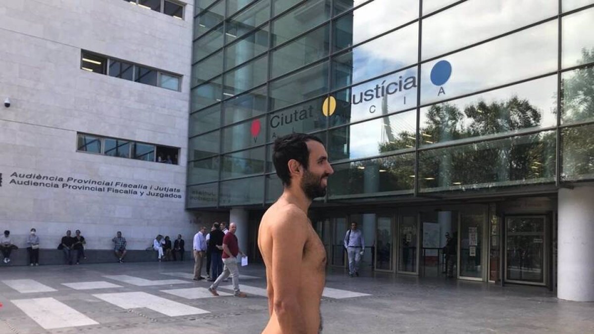 El joven naturista, a las puertas de la Ciudad de la Justicia de València - EUROPA PRESS