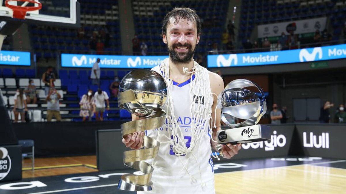 Sergio Llull, con los trofeos de campeón y MVP de la Final de la Supercopa.