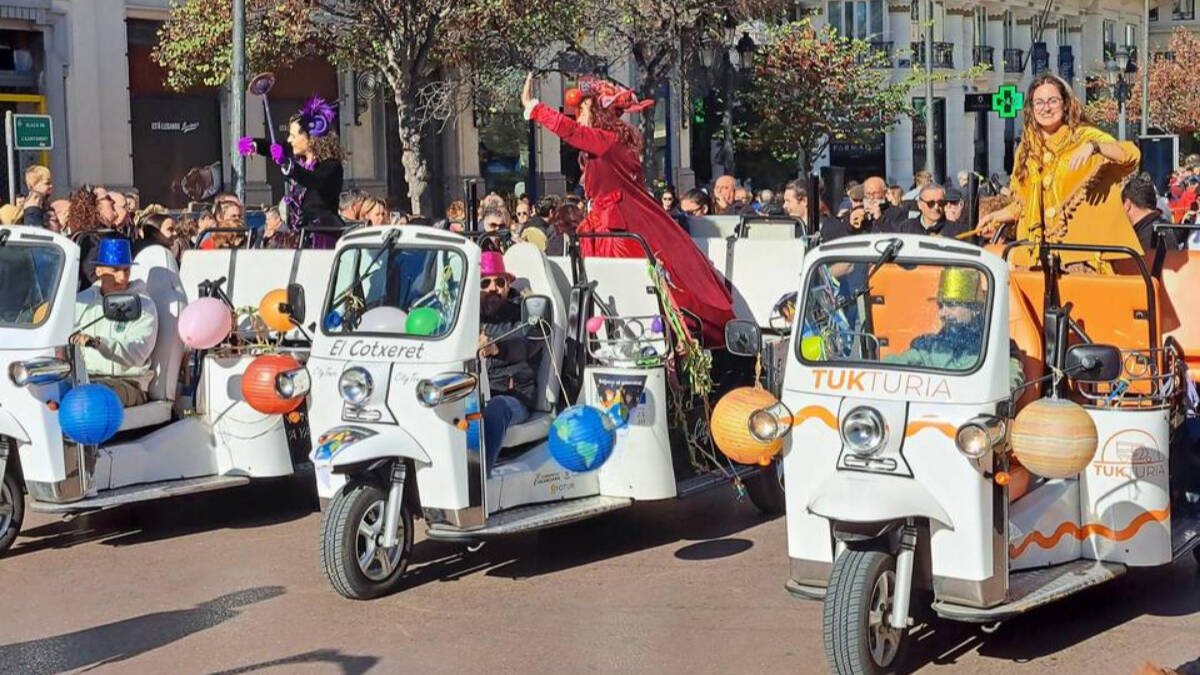 Las magas republicanas de 2023 llegan en tuktuk