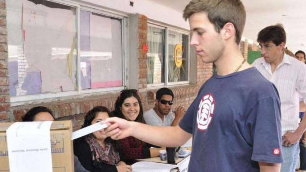 Un jóven votando en un simulacro de referéndum.