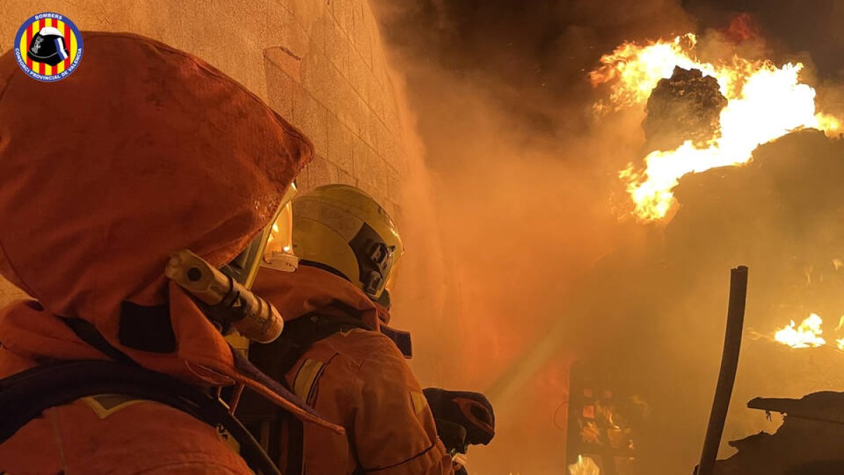 Imagen de los trabajos de extinción - CONSORCIO PROVINCIAL DE BOMBEROS