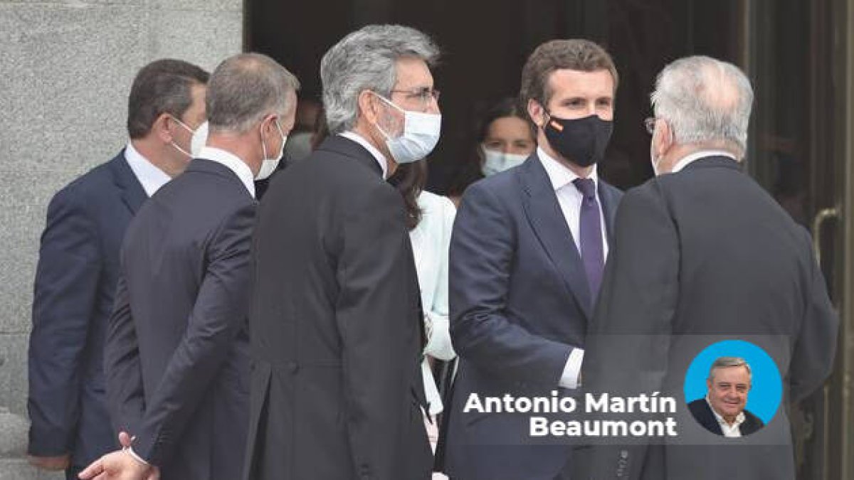 Pablo Casado junto a los presidentes del Supremo y del Constitucional.