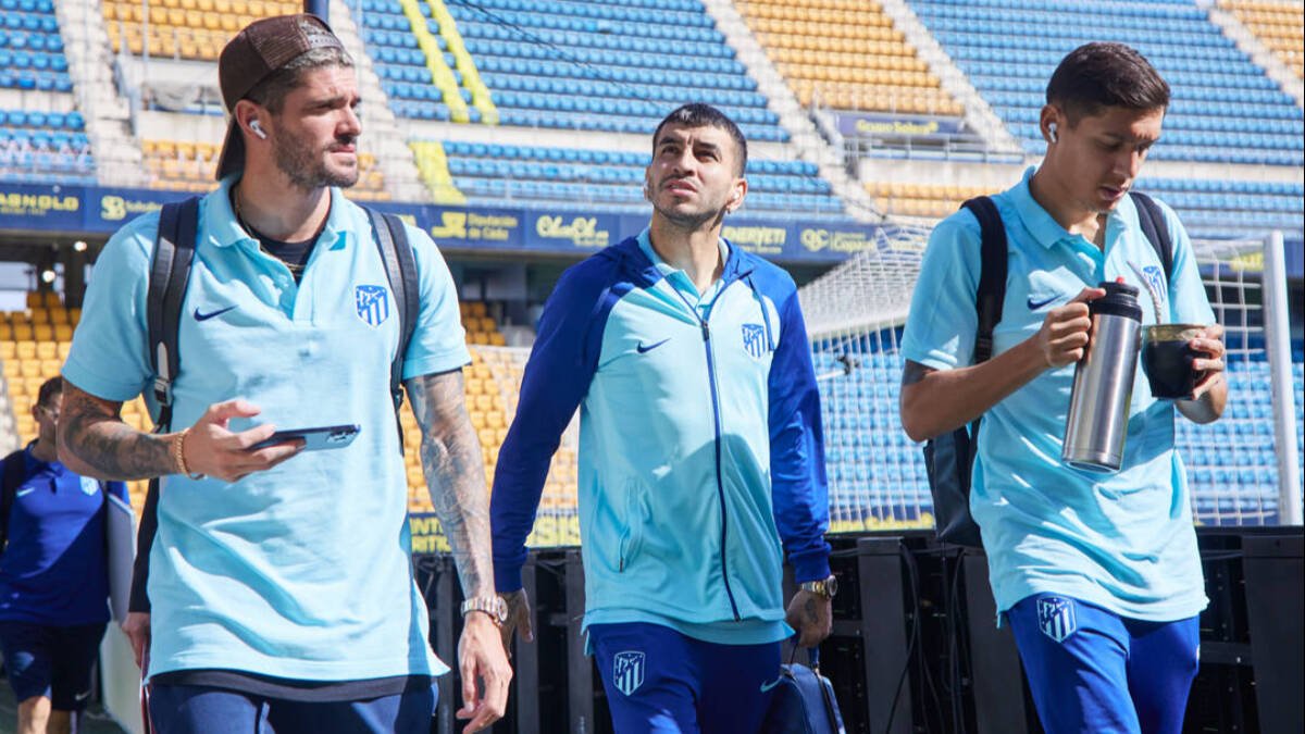 Los argentinos De Paul, Correa y Molina, en una previa de un encuentro con el Atlético.