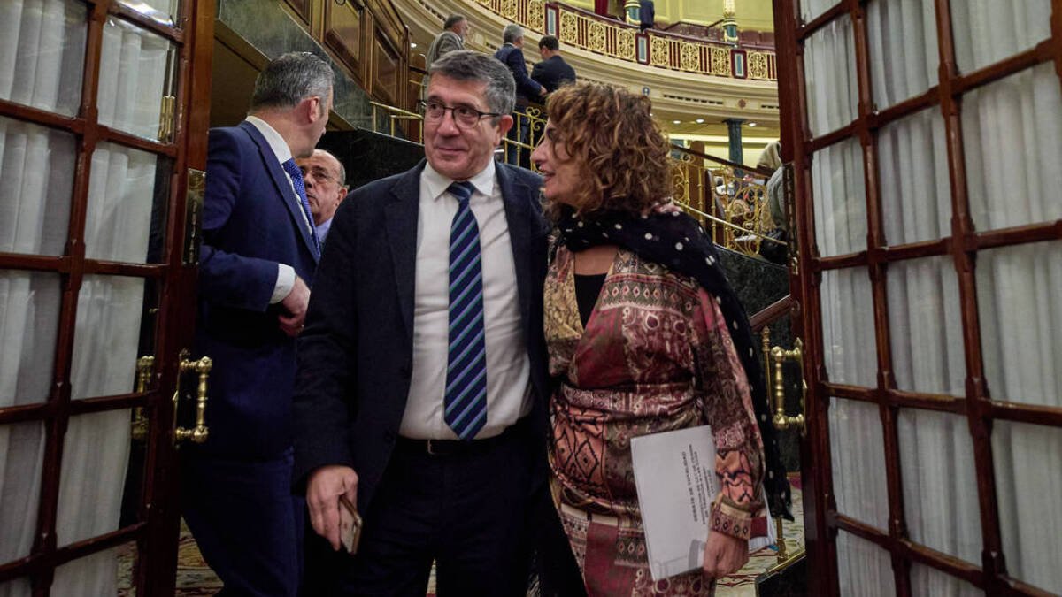 Patxi López y María Jesús Montero, este jueves a las puertas del Hemiciclo.