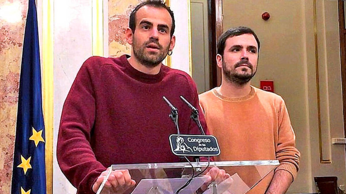 El diputado Bustamante, en el Congreso junto Alberto Garzón.