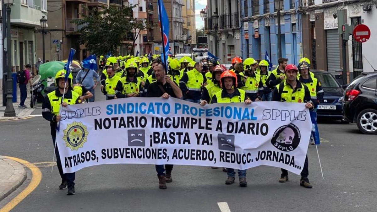 Imagen de la manifestación llevada a cabo por los bomberos esta mañana - SPPLB